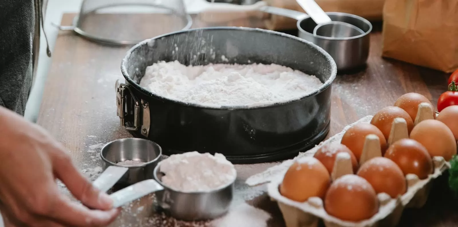 Αλεύρι σε μαγειρικό σκεύος για ζαχαροπλαστική και δεκάδα αυγών δίπλα