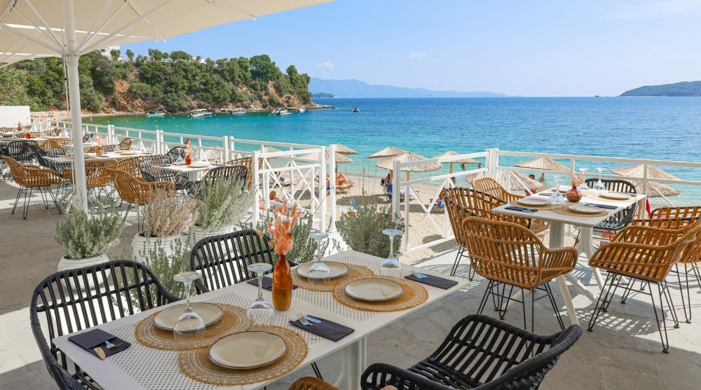 Εστιατόρια κοντά σε θάλασσα με πολλά τραπέζια