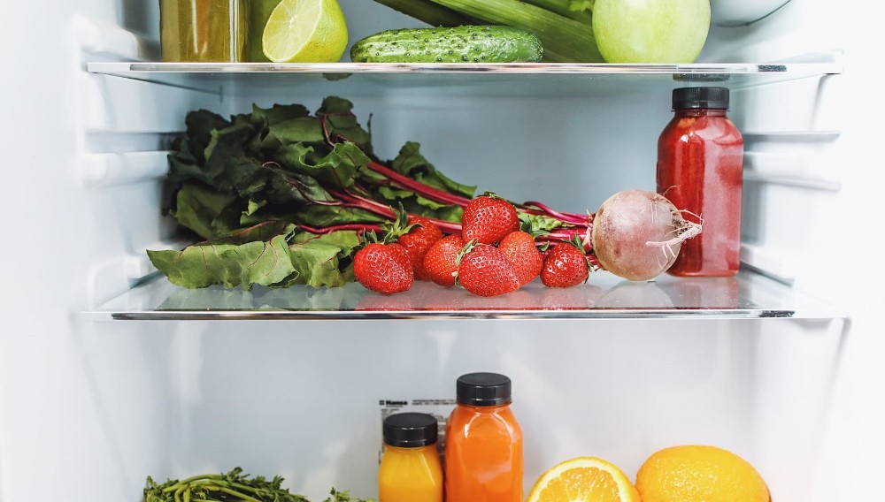 Λαχανικά και φρούτα μέσα σε ψυγείο