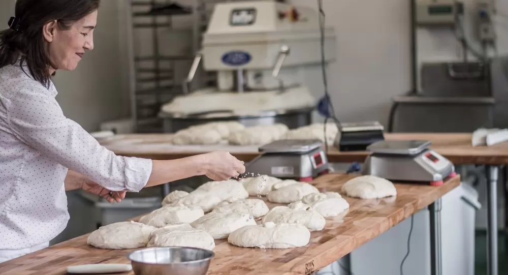 Ζυμάρια επάνω σε τραπέζι από επαγγλεματικό ζυμωτήριο