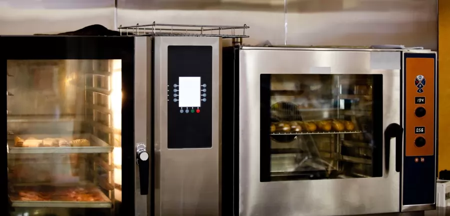 Δύο επαγγελματικοί φούρνοι σε λειτουργία